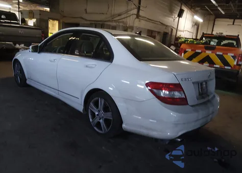 2011 Mercedes-Benz C 300 Sport 4Matic z USA, uszkodzony, nr VIN WDDGF8BB0BR183530